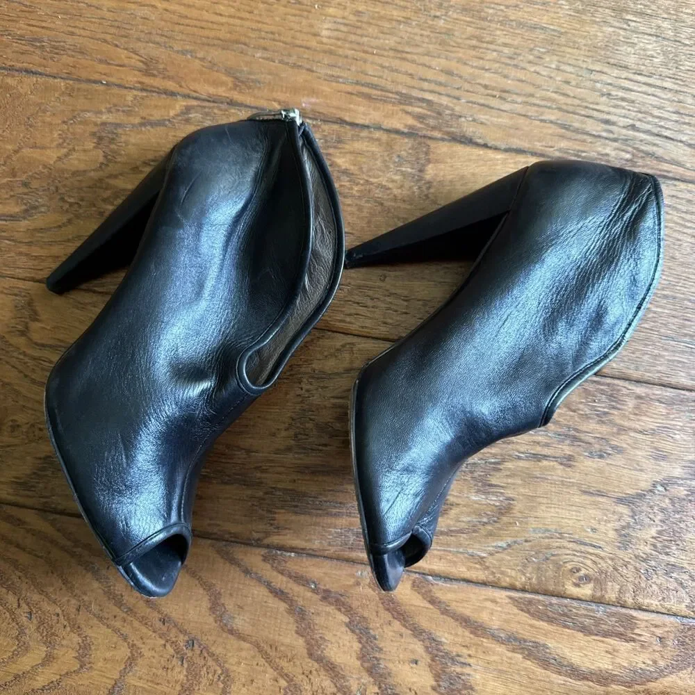 Vince Camuto Peep Toe Leather Shooties VC AMBER Booties Size 7.5 B Black Silver